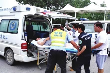 命懸一線牽動人心，救護車臨危不亂治病救人_